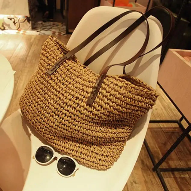 Handgeflochtene Strandtasche aus Rattan — Sommerkorb für Damen