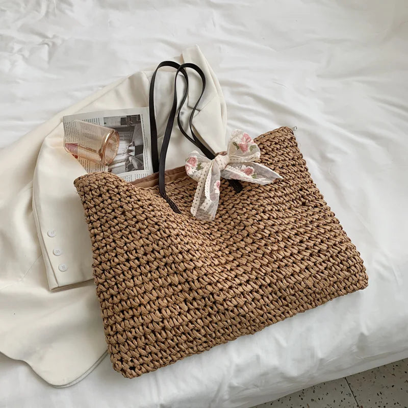 Handgeflochtene Strandtasche aus Rattan — Sommerkorb für Damen