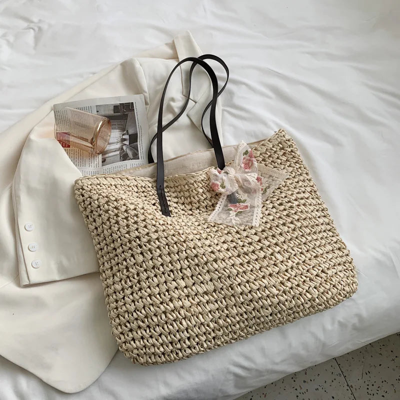 Handgeflochtene Strandtasche aus Rattan — Sommerkorb für Damen