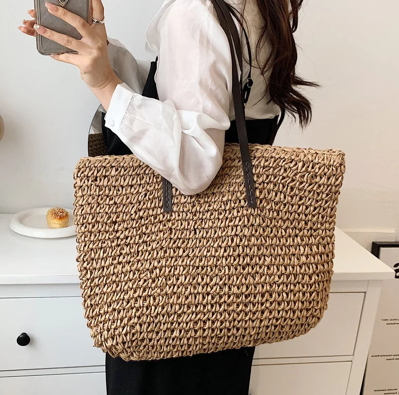 Handgeflochtene Strandtasche aus Rattan — Sommerkorb für Damen