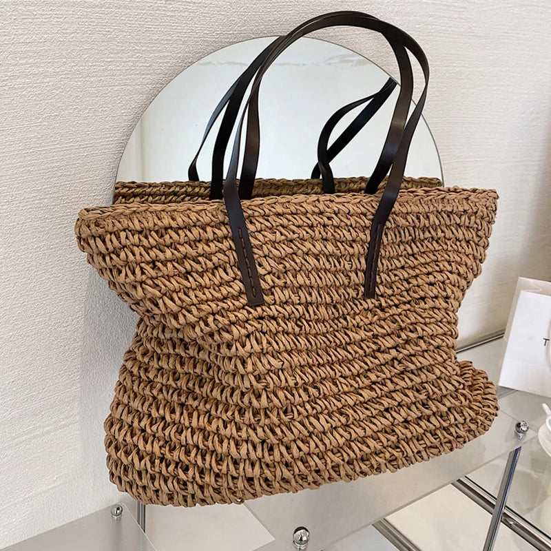Handgeflochtene Strandtasche aus Rattan — Sommerkorb für Damen
