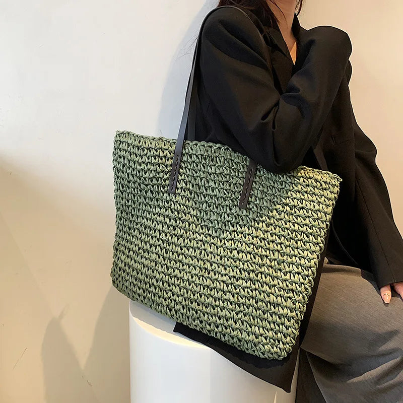 Handgeflochtene Strandtasche aus Rattan — Sommerkorb für Damen