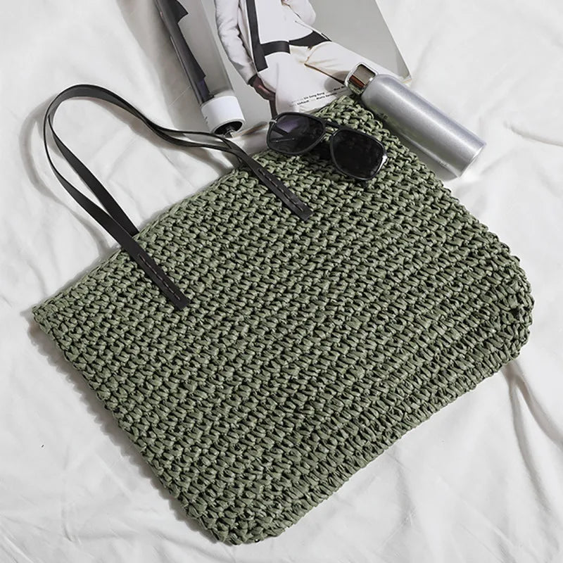 Handgeflochtene Strandtasche aus Rattan — Sommerkorb für Damen