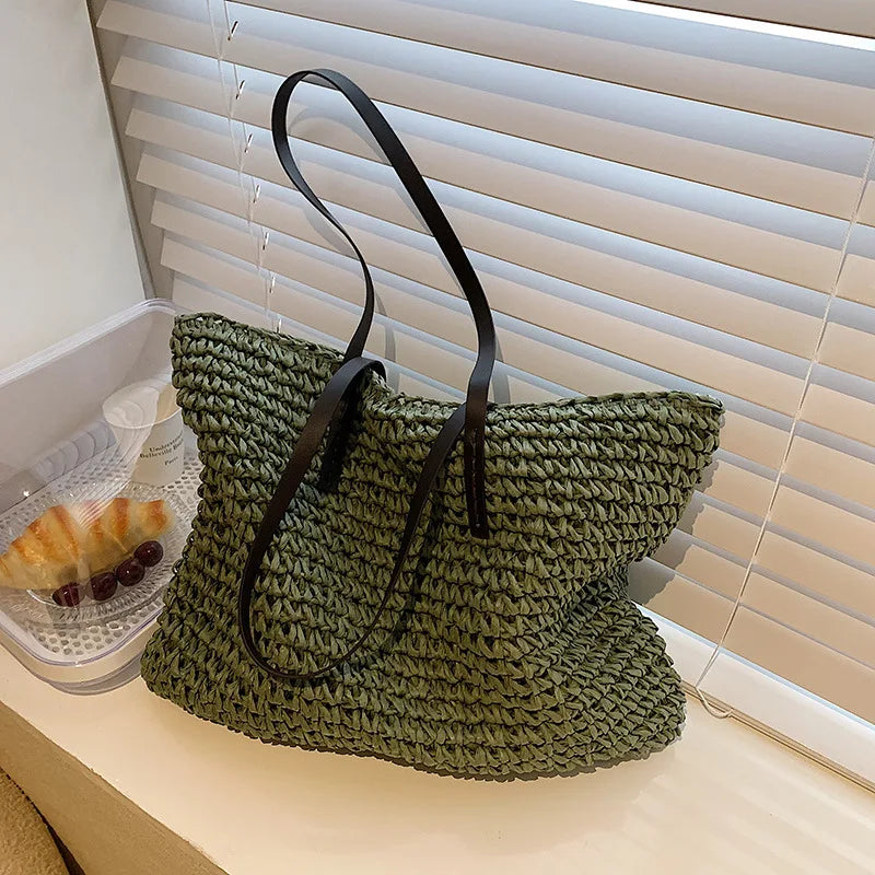 Handgeflochtene Strandtasche aus Rattan — Sommerkorb für Damen